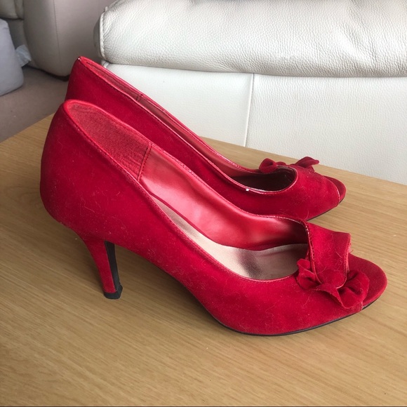 Qupid Size 9 Red Velvet Suede Peep Toe Heels - Picture 2 of 3
